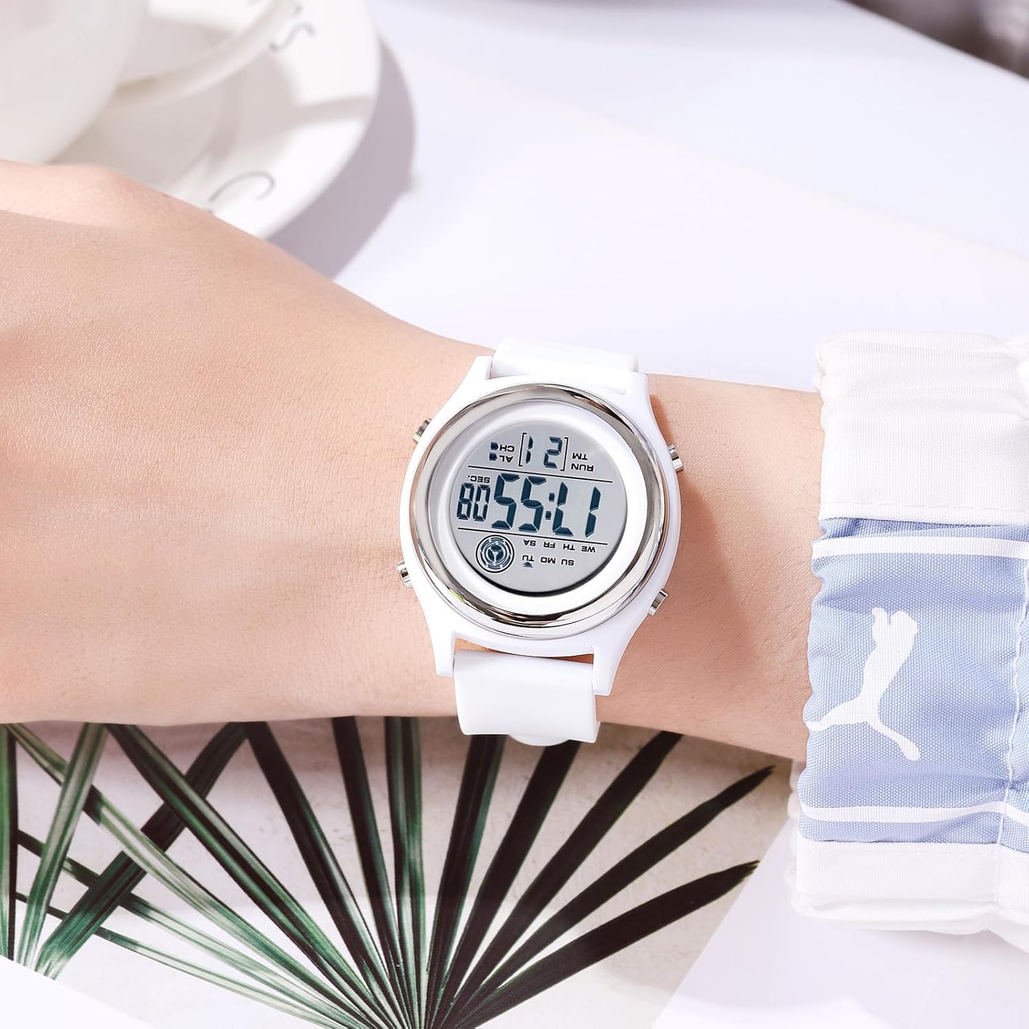 ساعة رياضية رقمية LED عصرية للنساء، ساعة يد متعددة الوظائف مع ساعة إيقاف، تقويم، مقاومة للماء حتى 5 بار، ساعة خفيفة الوزن للرياضة والارتداء اليومي، بيضاء - الصورة 4