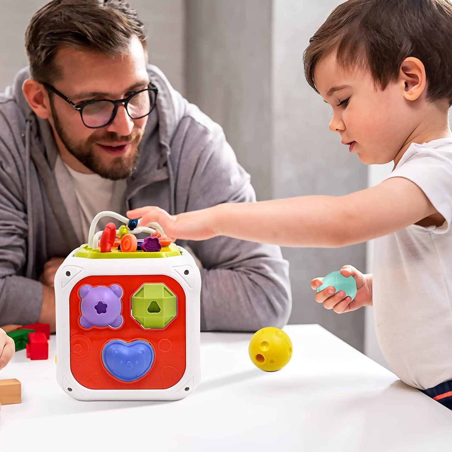 لعبة فرز أشكال الأطفال من سوفام، مكعب ملون للأنشطة الحسية منتسوري، ألعاب تعليمية متعددة الوظائف 7 في 1 مع صندوق فرز حسي مع أشرطة مرنة، مكعبات تكديس للأعمار 18 شهرًا - الصورة 3