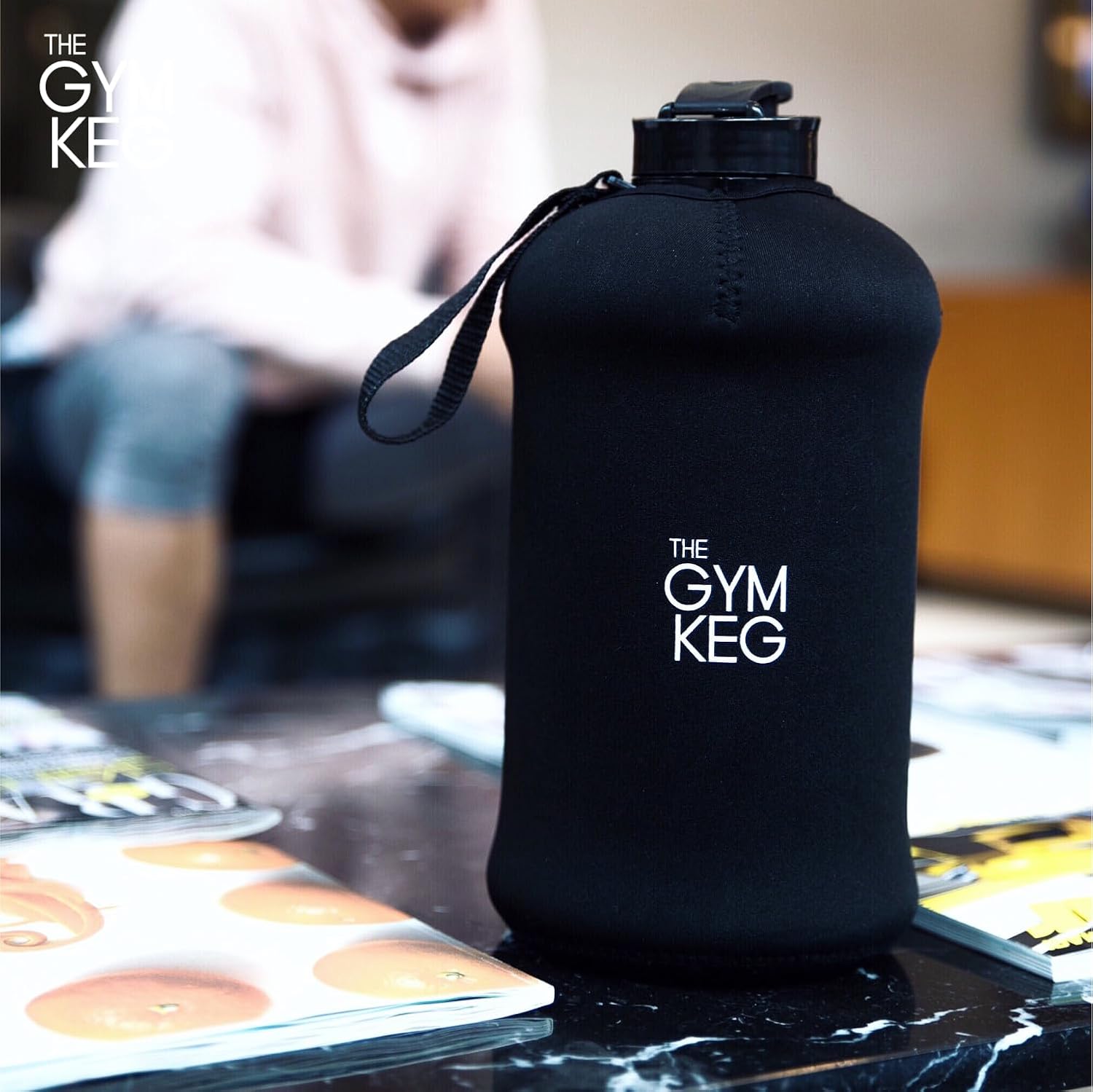 زجاجة مياه رياضية من The Gym Keg سعة 2.2 لتر مع غلاف معزول، زجاجة قابلة لإعادة الاستخدام مع مقبض حمل سعة 2 لتر للياقة البدنية والرياضة واليوجا صديقة للبيئة وخالية من مادة BPA - الصورة 6