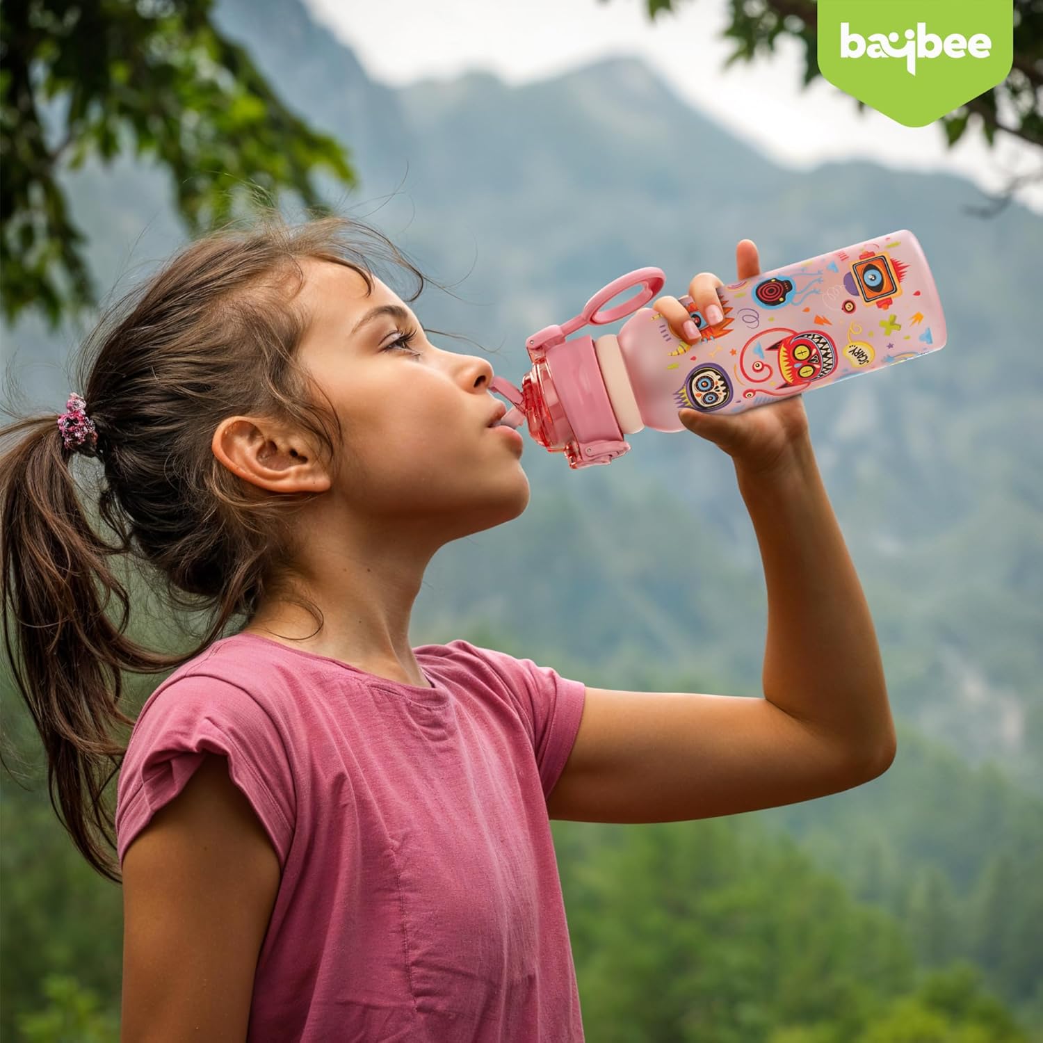 زجاجة مياه للأطفال من بايبي 900 مل مع شفاطة | زجاجة مقاومة للتسرب خالية من مادة BPA مع غطاء قلاب وحزام و| زجاجة ترطيب بلاستيكية للمدرسة والسفر للأطفال الصغار من البنات والأولاد (وردي) - الصورة 2